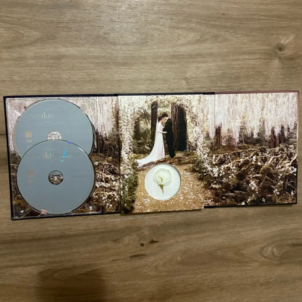 Twilight Saga Breaking Dawn part 1 DVD set with collectible prop flower Like New - Picture 2 of 7